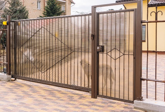 Купить ворота из профлиста с элементами ковки, с металлическими столбами в рамке или под дерево в Вичуге от 154530 руб